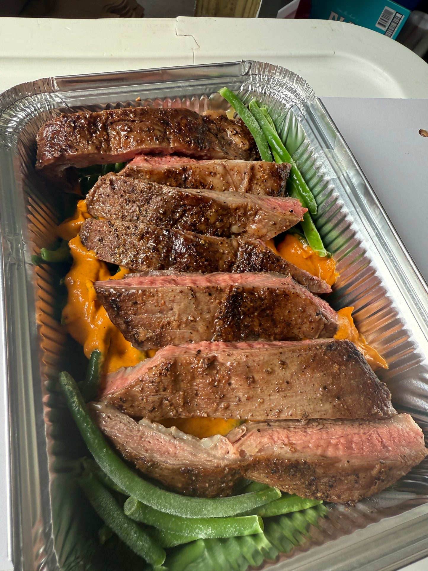 Grilled steak with bell pepper sauce & green beans